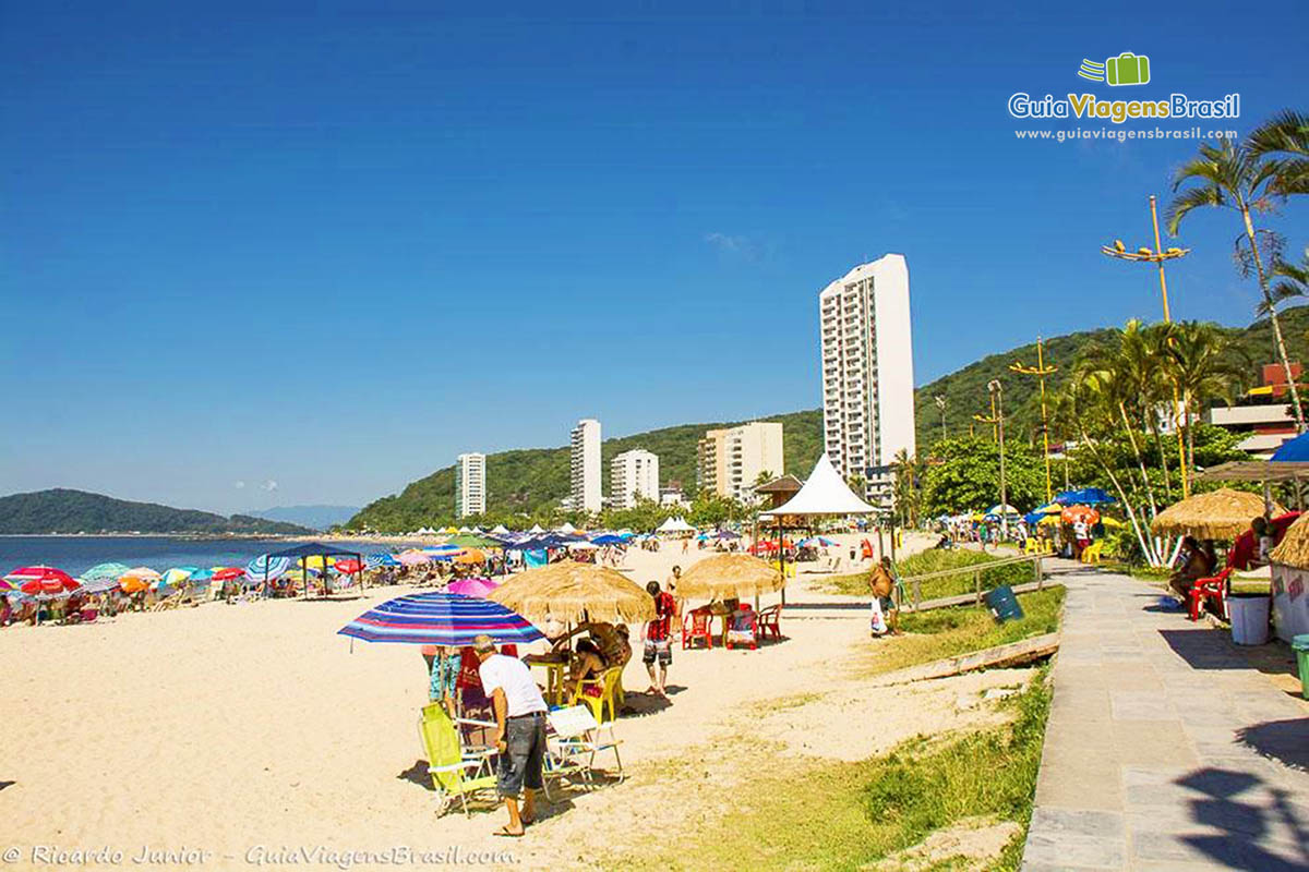 Imagem da Praia Mansa, esta de férias venha conhecer a praia, em Caiobá, Santa Catarina, Brasil.