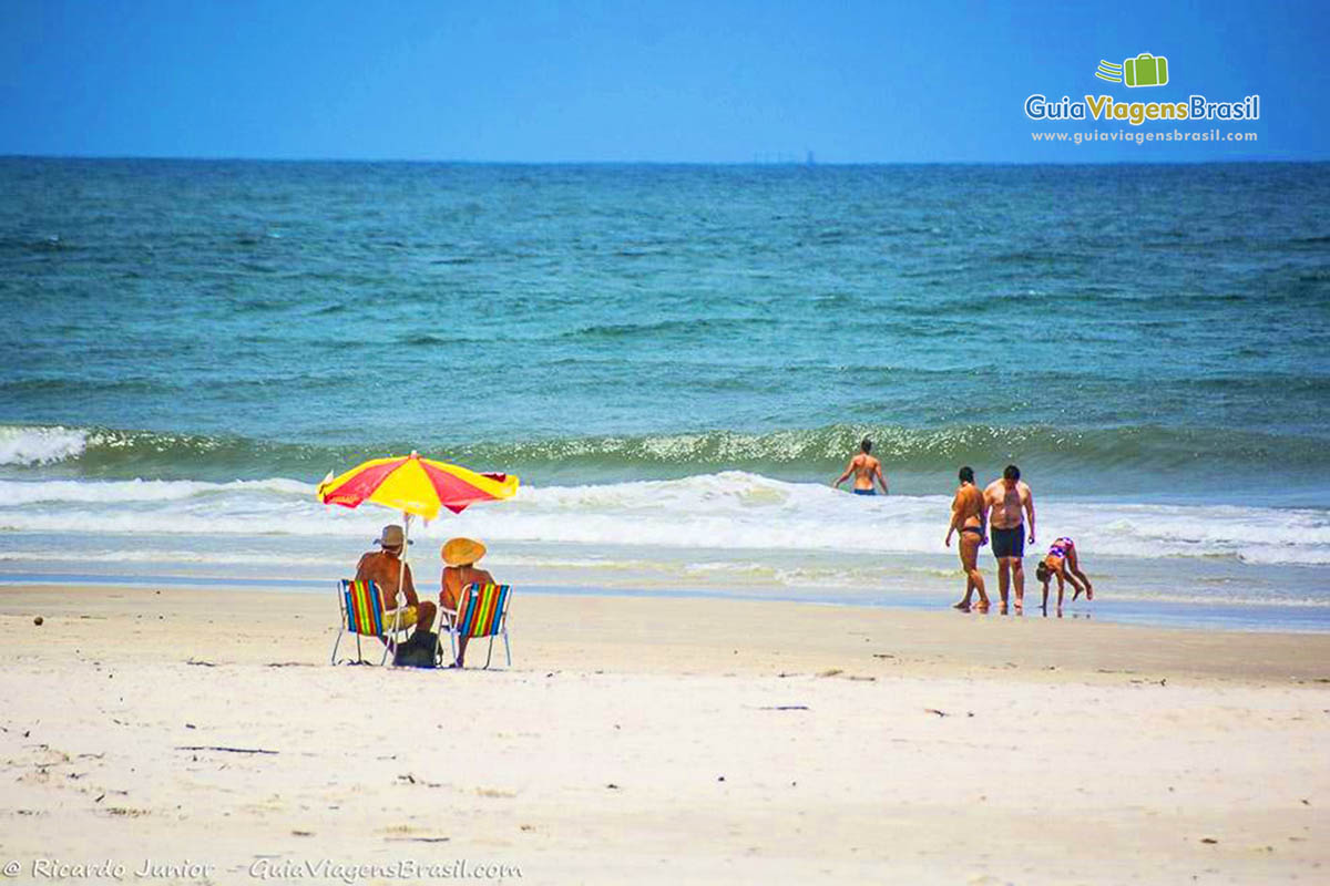 Imagem da famílias na Praia Mar de Fora das Encantadas, na Ilha do Mel, Paraná, Brasil.