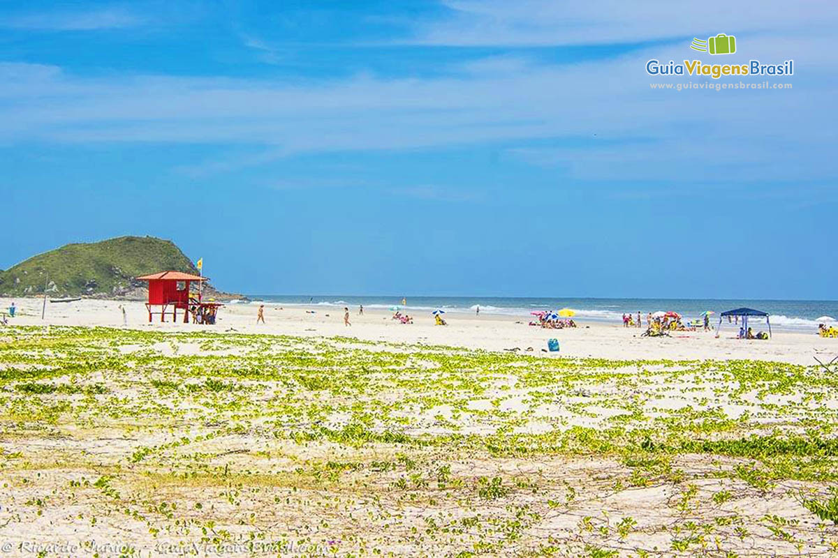 Imagem da Praia Mar de Fora das Encantadas e sua larga faixa de areia e posto do salva vidas, na Ilha do Mel, Paraná, Brasil.