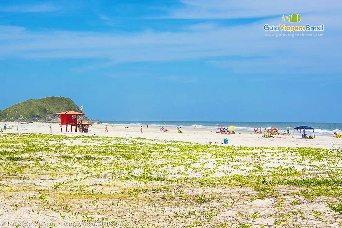 Imagem da Praia Mar de Fora das Encantadas e sua larga faixa de areia e posto do salva vidas, na Ilha do Mel, Paraná, Brasil.