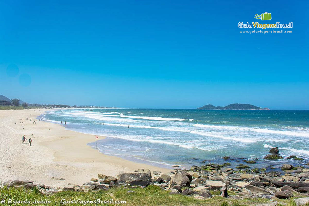 Imagem de toda extensão da Praia Morro das Pedras.