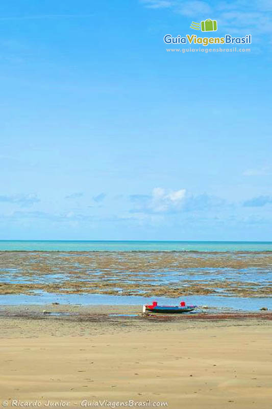 Imagem de pequeno barco na piscina natural da Praia de Mutá.