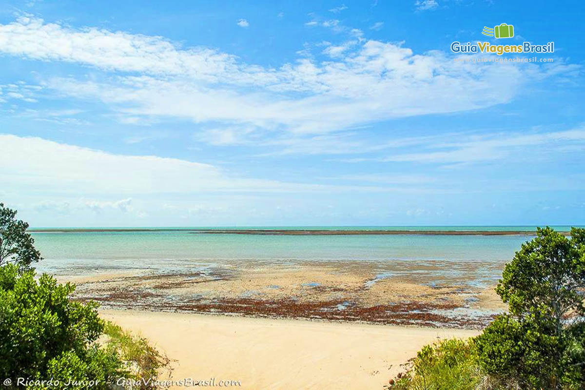 Imagem das águas cristalinas da Praia Mutá, perfeita para quem procura sossego.