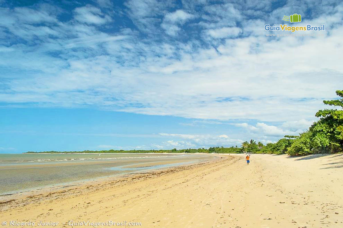 Imagem das águas transparentes e quentes da Praia de Mutá.