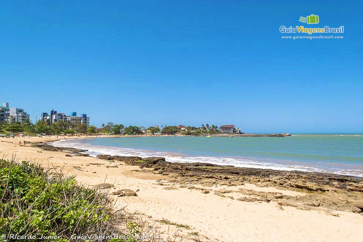 Imagem do mar azul maravilhoso da Praia Peracanga.