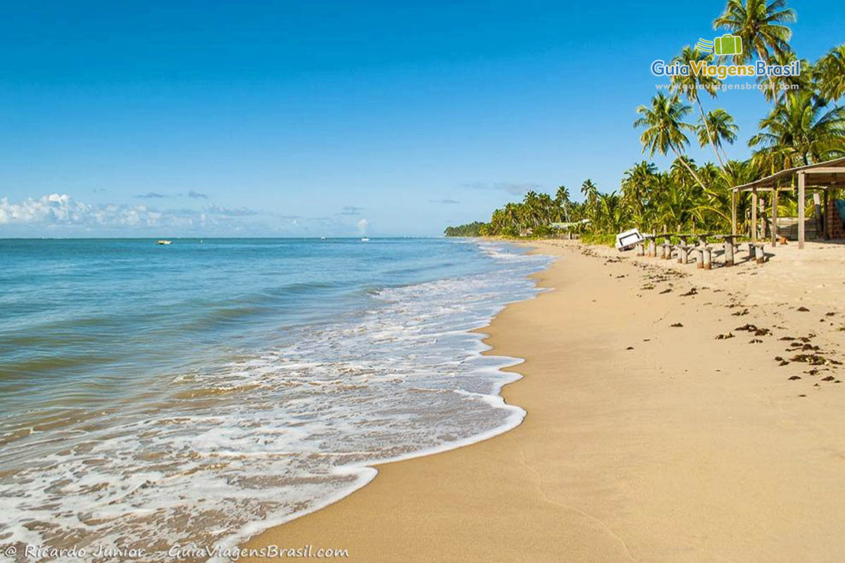 Imagem de Praia Ponta do Mangue e quiosque para turistas.