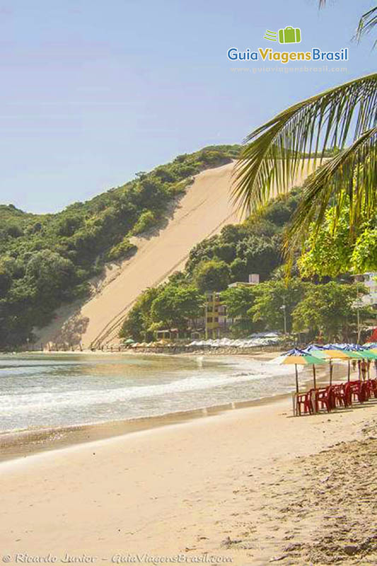 Imagem da Praia de Ponta Negra e ao fundo as dunas.