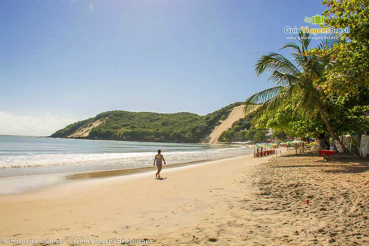 Imagem de uma pessoa na Praia de Ponta Negra.