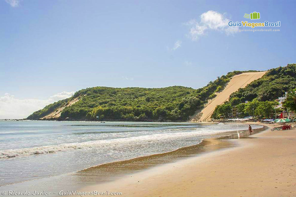 Imagem da praia com uma tarde maravilhosa de sol.