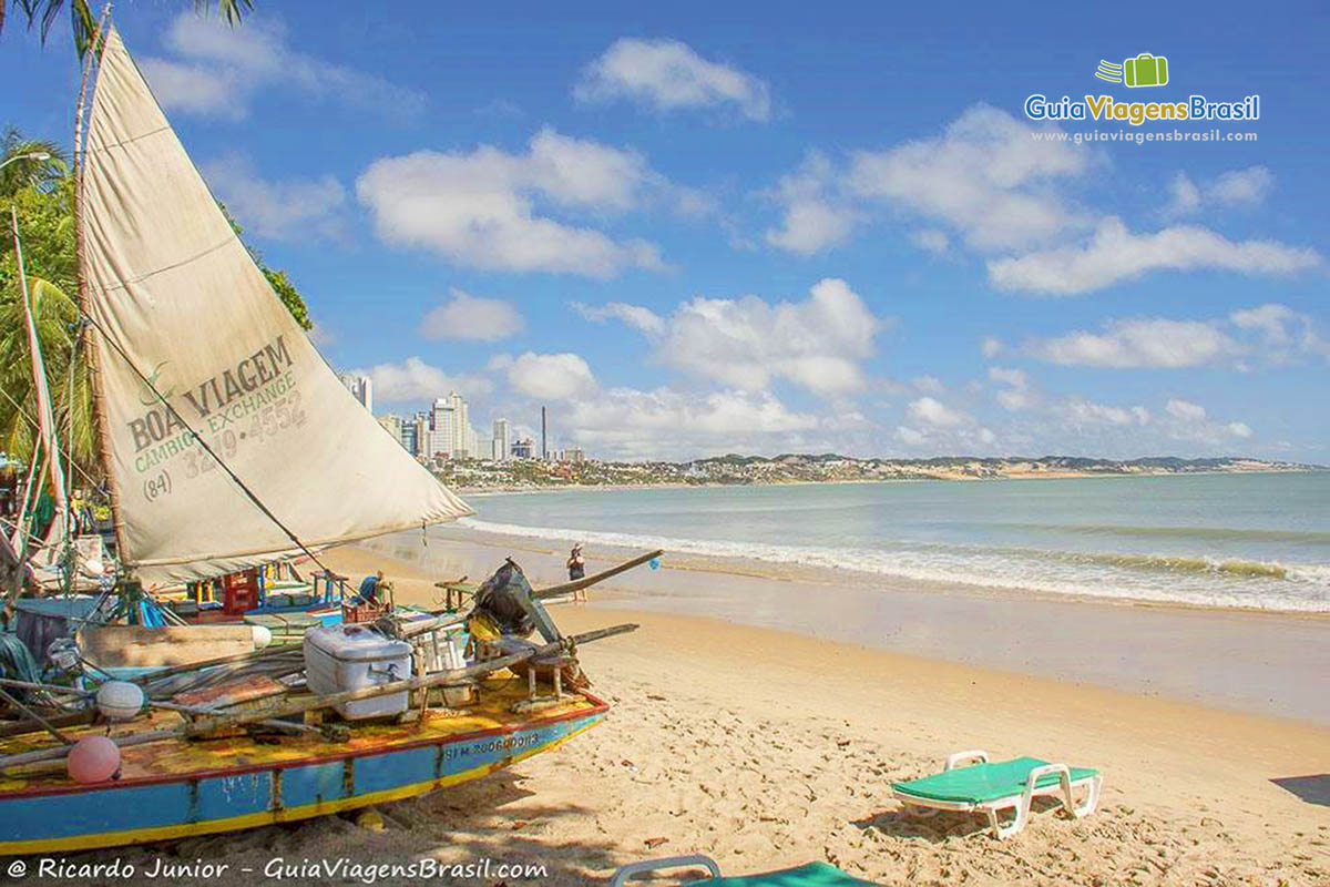 Imagem de barco na areia da Praia de Ponta Verde.