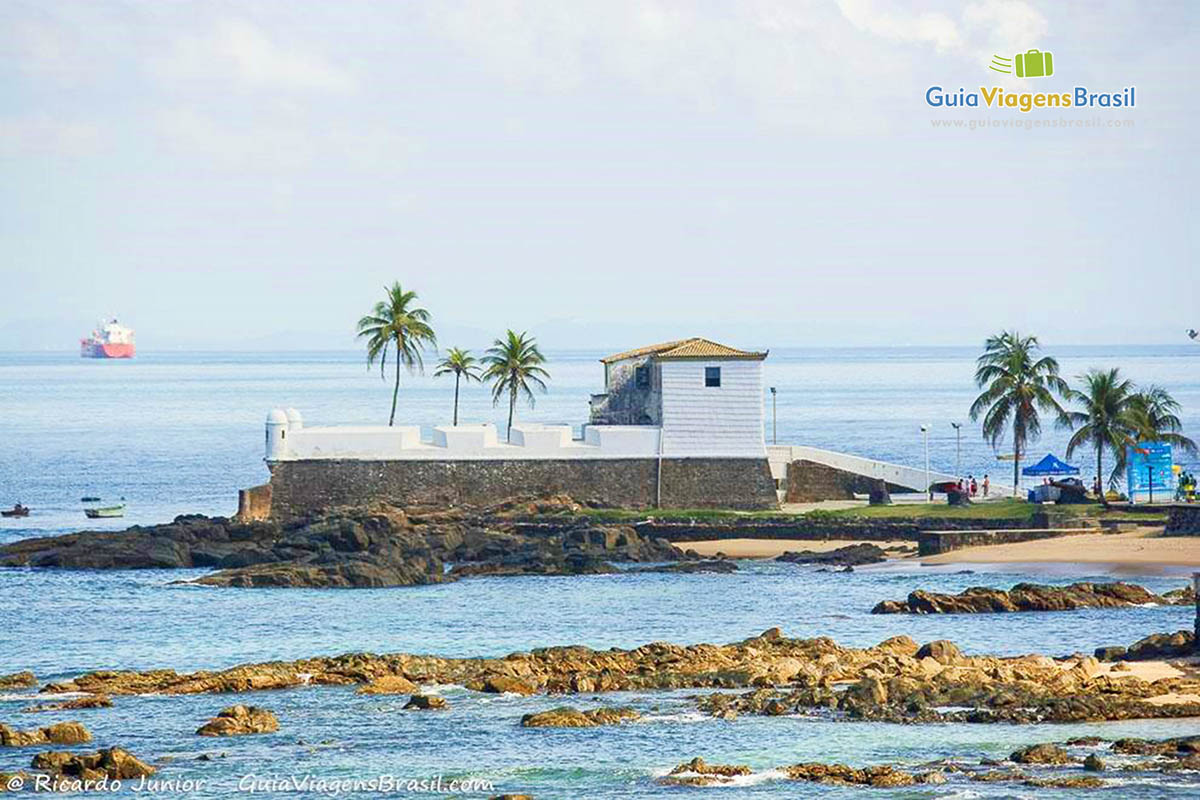 Imagem da Praia Porto da Barra, em Salvador.