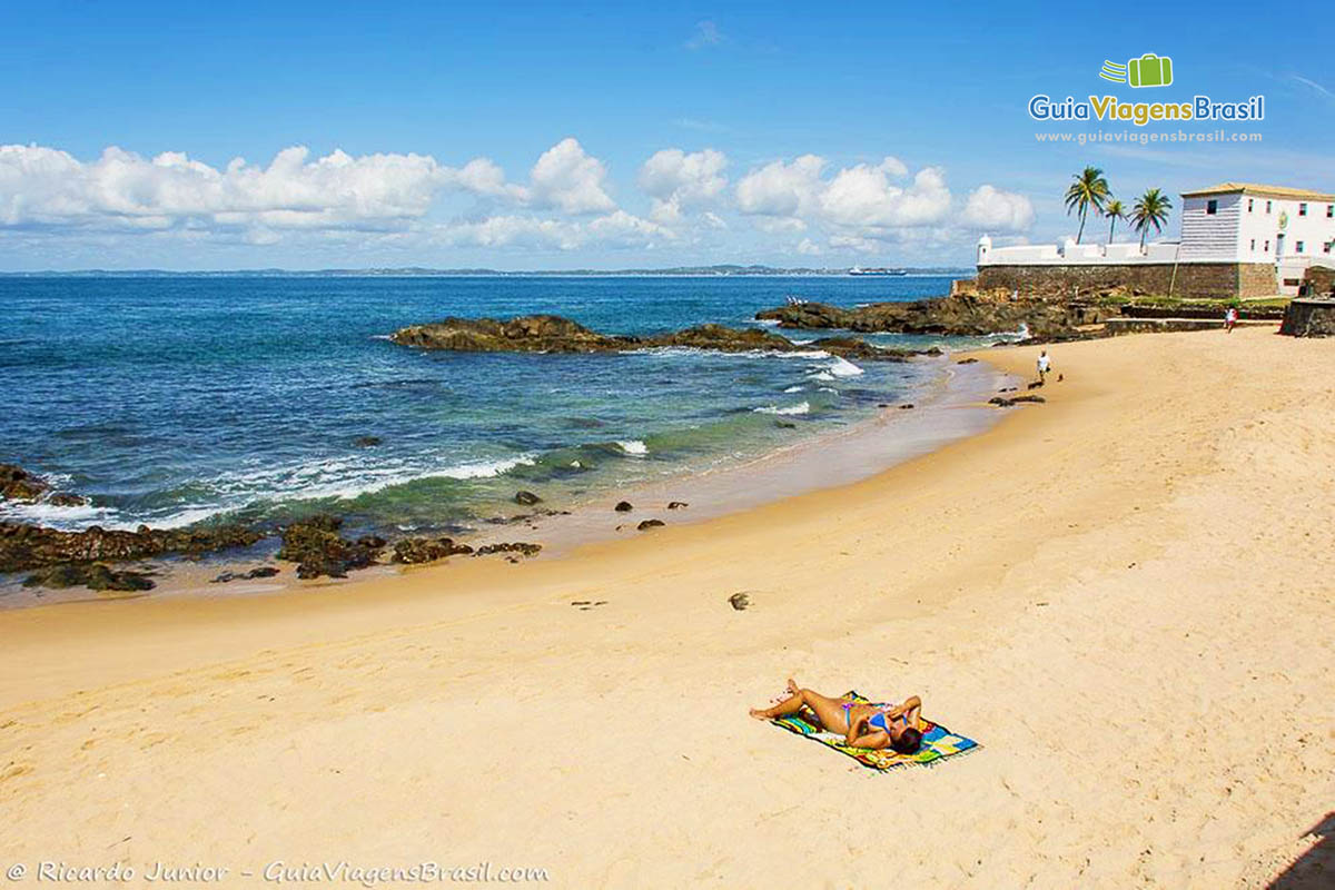Imagem do mar maravilhoso da Praia Porto da Barra, em Salvador.