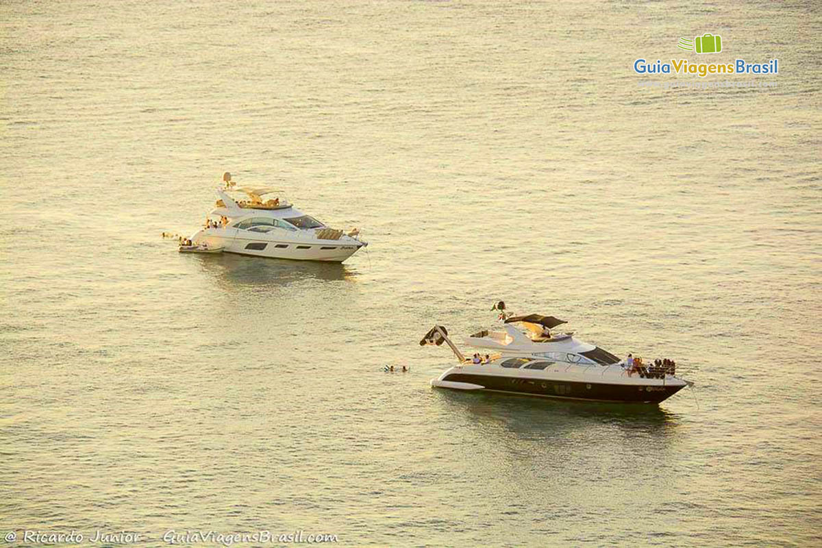 Imagem de dois barcos no mar, em Salvador.