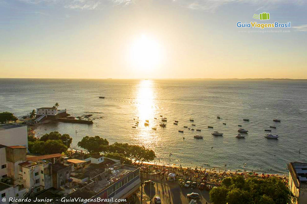 Imagem aérea do Porto da Barra e o pôr do sol.