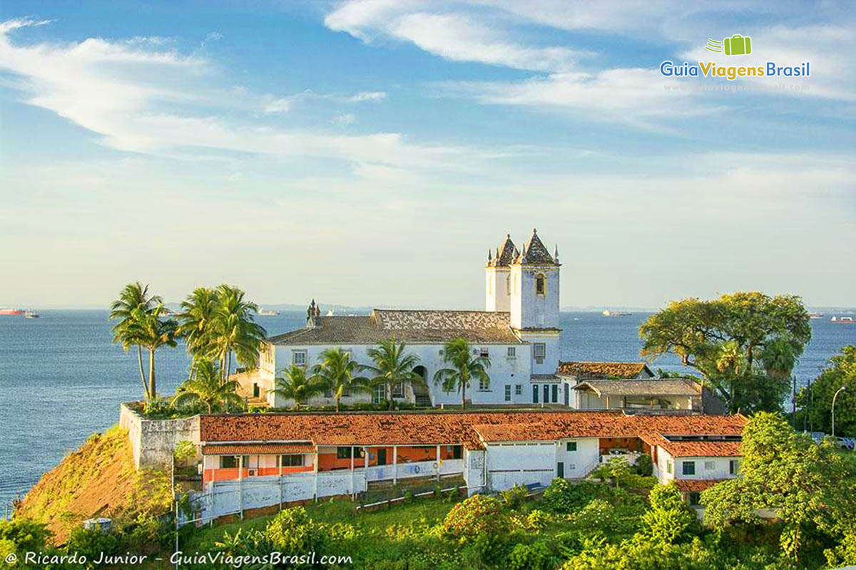 Imagem aproximada da Igreja de Santo Antônio da Barra.