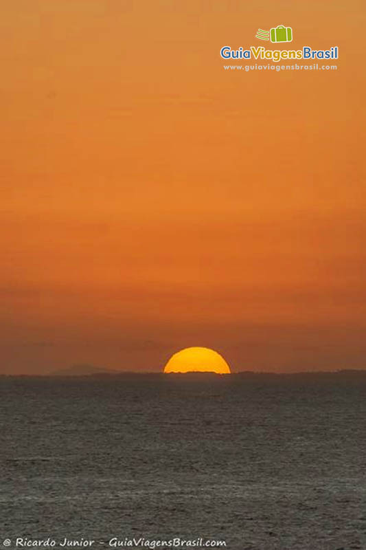 Imagem do lindo entardecer da Praia Porto da Barra