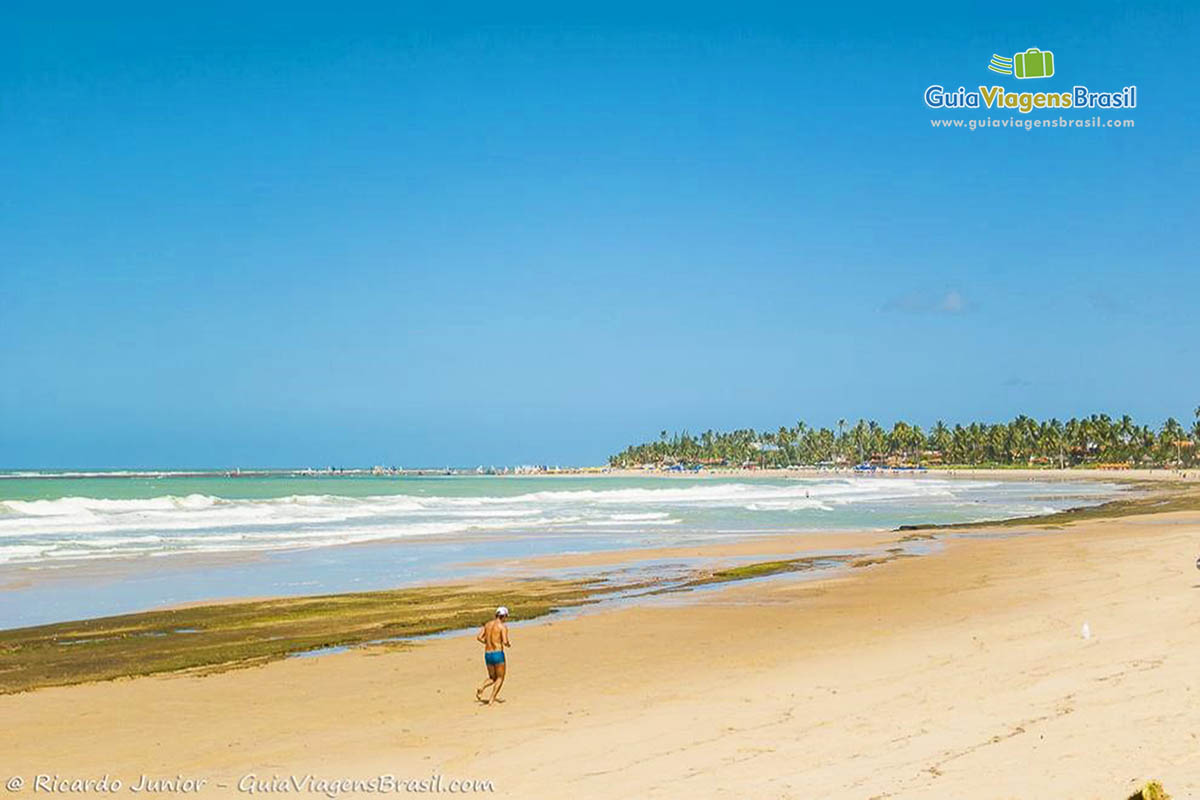 Imagem de turista correndo na Praia de Porto de Galinhas.