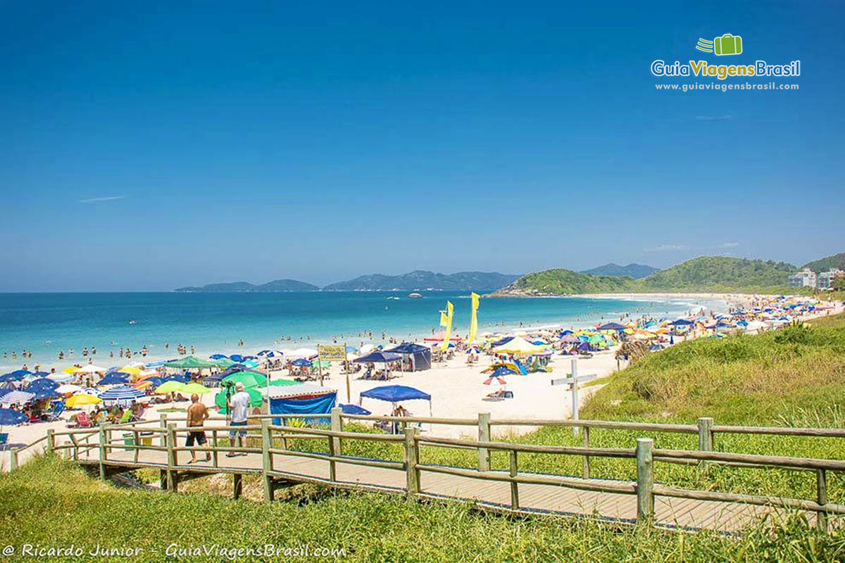 Imagem de rampa de madeira na chegada da Praia Quatro Ilhas.