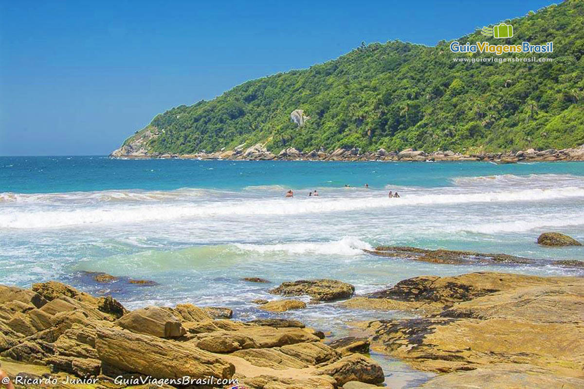 Imagem das águas batendo nas pedras da Praia do Retiro dos Padres.