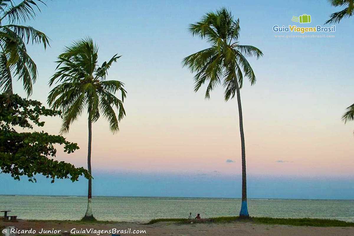 Imagem de um entardecer encantador na praia, em Alagoas.