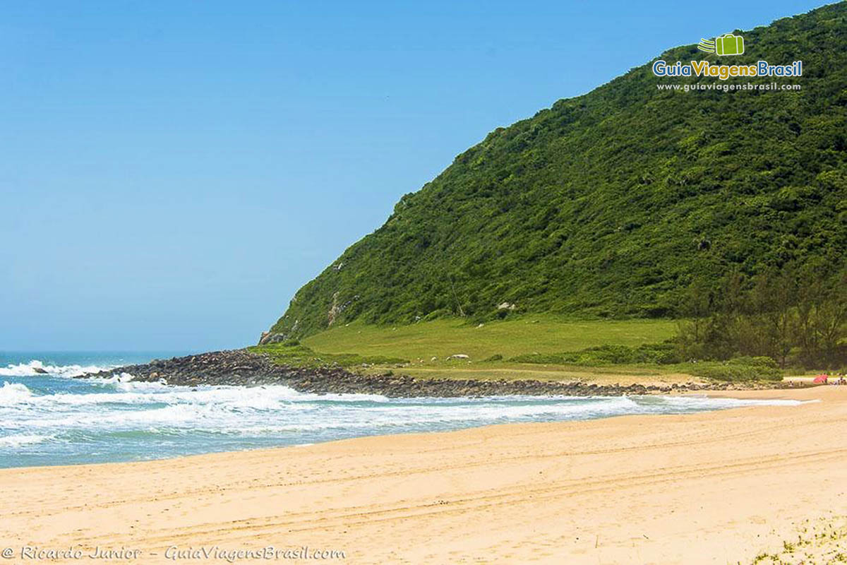Imagem da bela Praia Silveira.