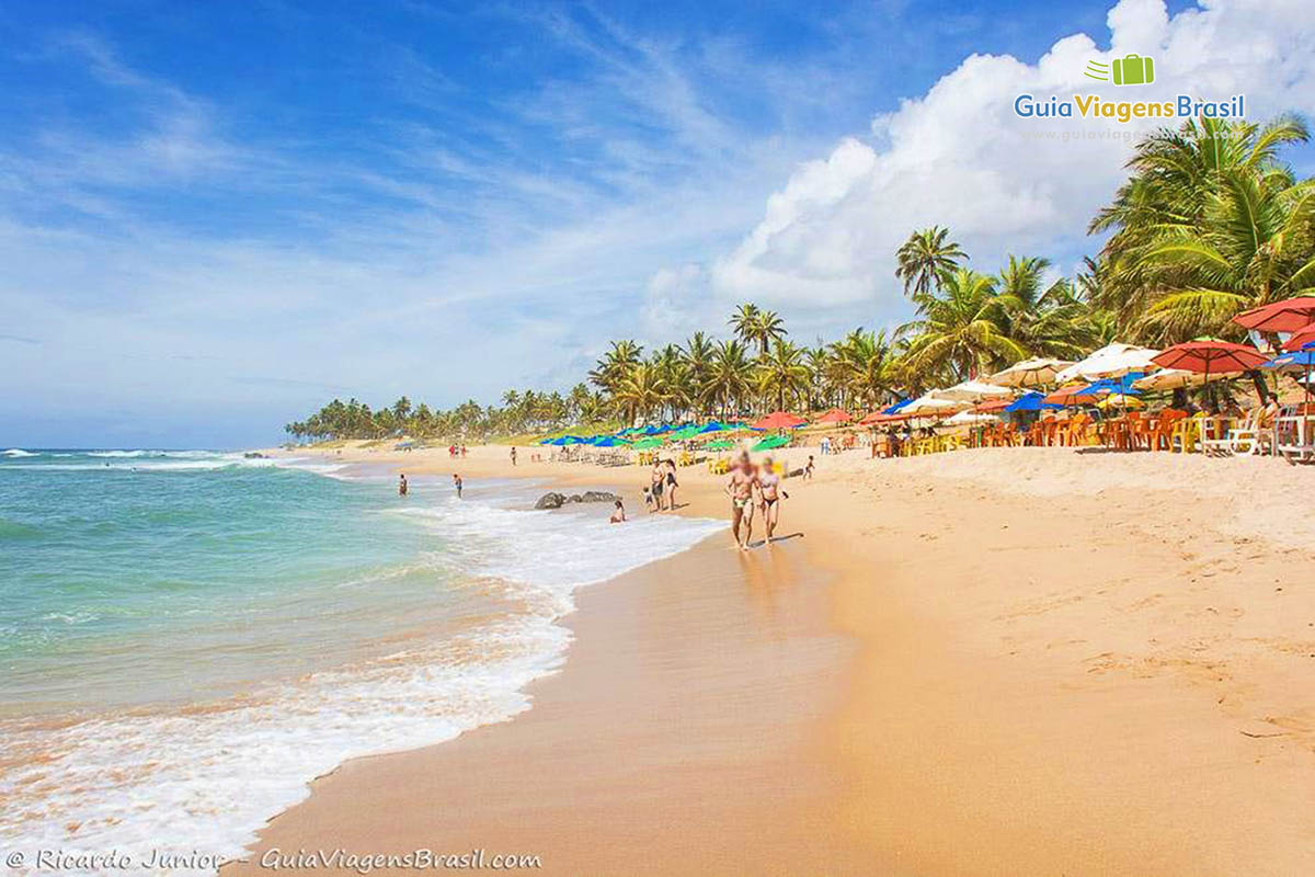 Imagem da guarda sol coloridos na Praia Stella Maris.