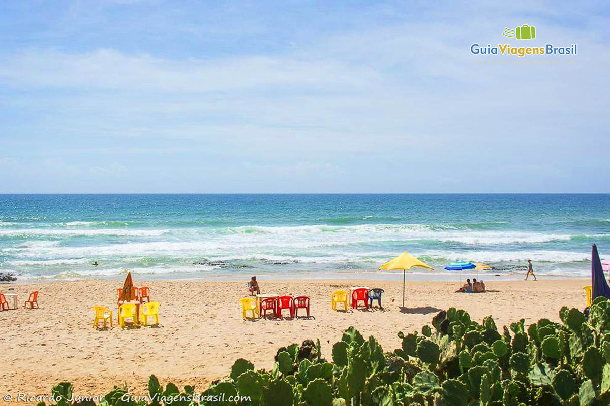 Imagem do lindo mar da Praia Stella Maris.