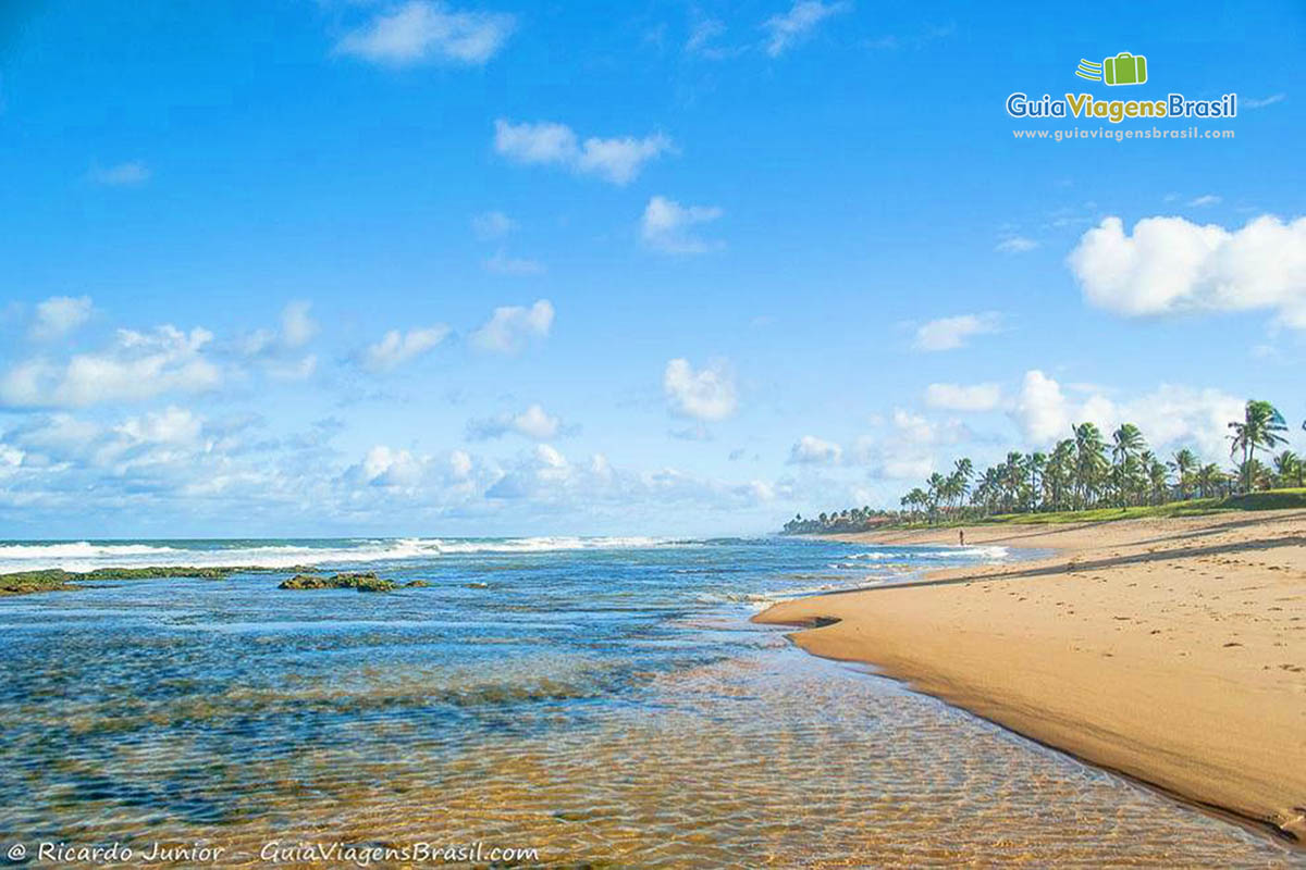 Imagem de maravilhosa praia na Bahia.