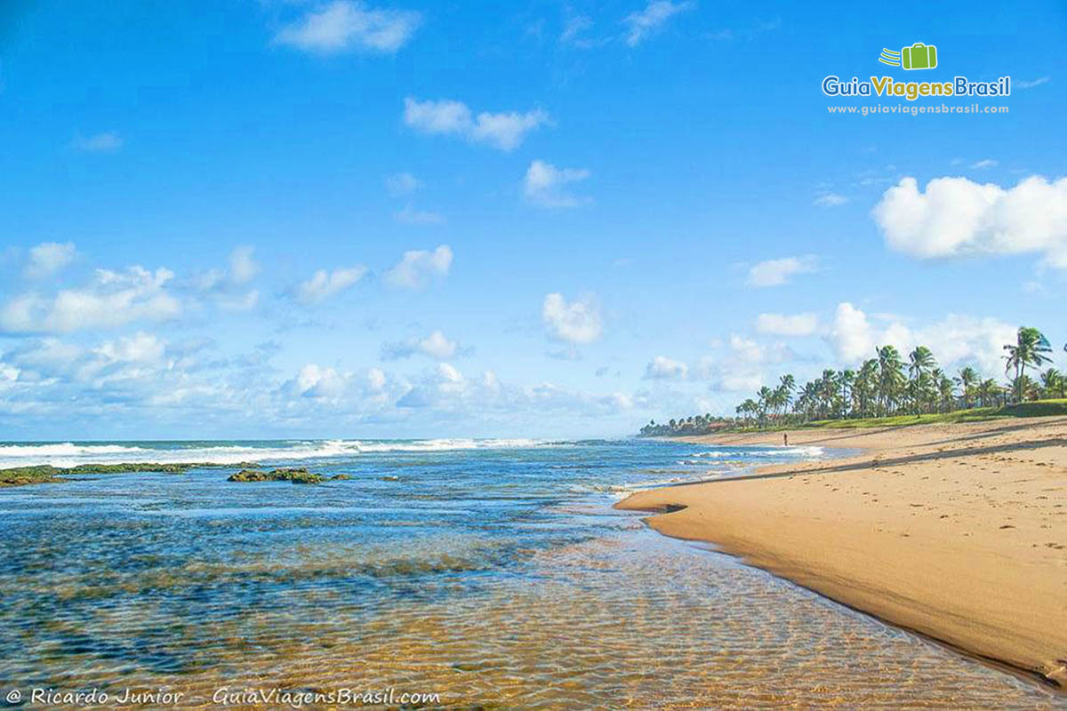 Imagem das águas transparentes da Praia Vilas do Atlântico em Lauro de Freitas.