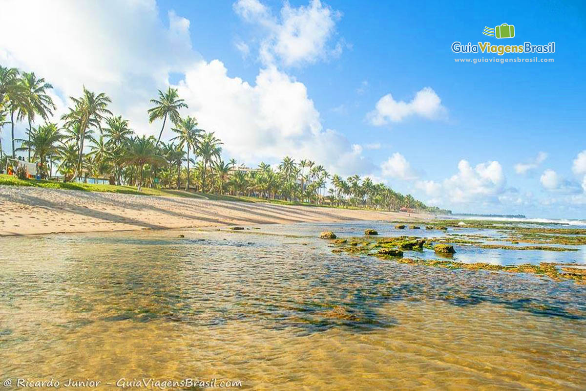 Imagem das águas maravilhosas da bela praia.