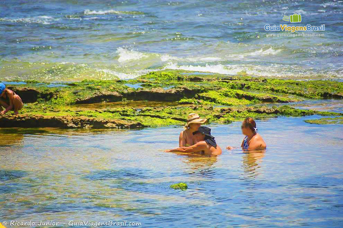 Imagem de amigas nas águas da Praia Buraco da Velha.
