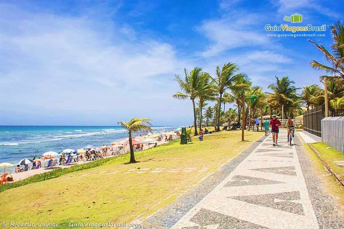 Imagem da linda orla da Praia Vilas do Atlântico, em Lauro de Freitas.