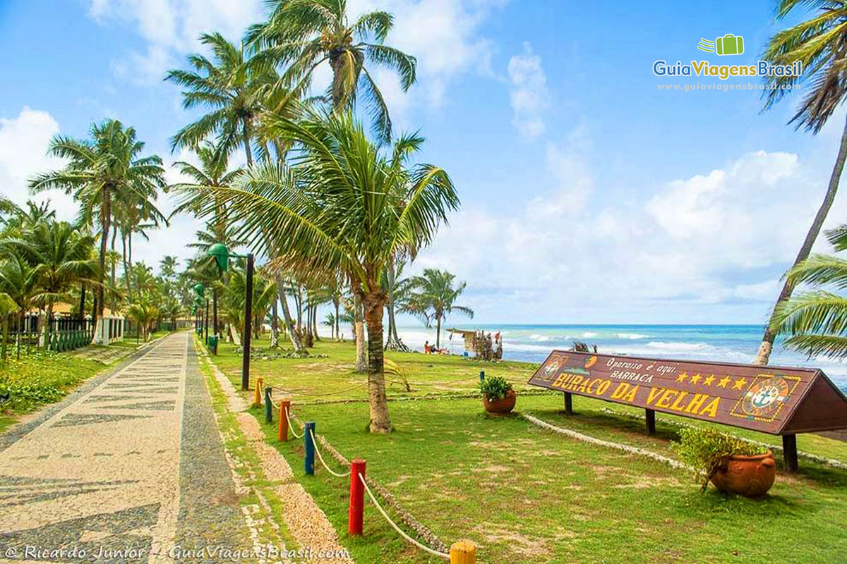 Imagem da Praia Vilas do Atlântico onde possui piscinas naturais. 