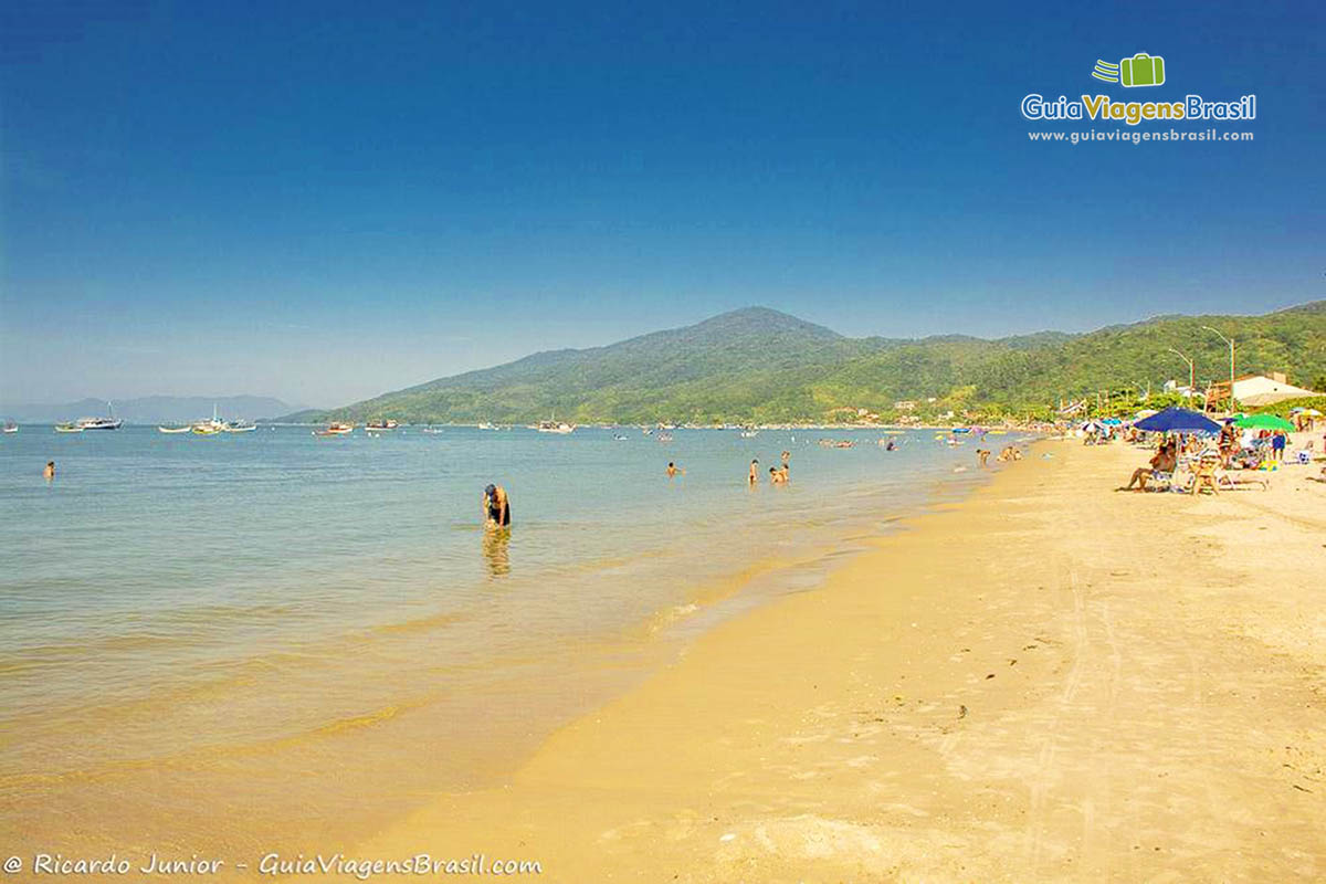 Imagem da linda Praia Zimbros, em Bombinhas.