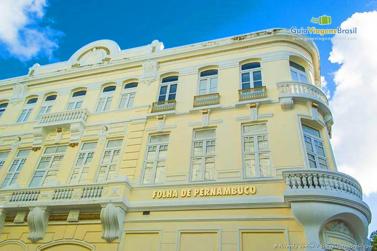 O Jornal Folha de Pernambuco está sediado em um dos  bonitos prédios do Recife Antigo.