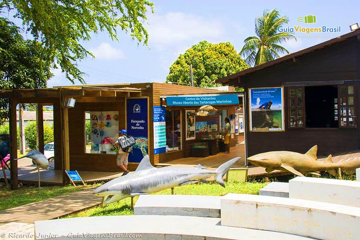 Imagem da faixada do Museu do Projeto Tamar, em Fernando de Noronha, Pernambuco, Brasil.