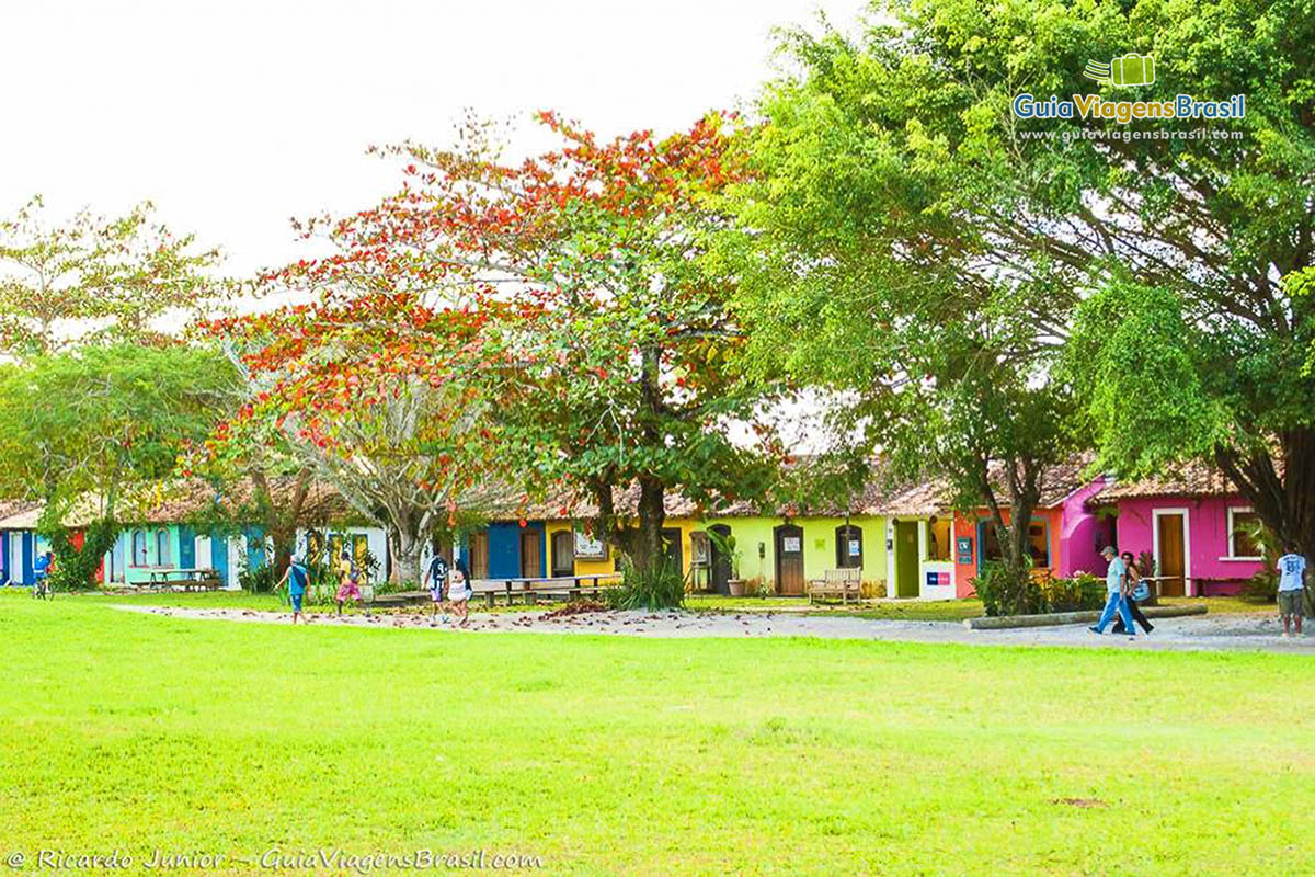 Imagem da arquitetura das casas em Quadrado. Casas coloridas para compor a bela cidade.