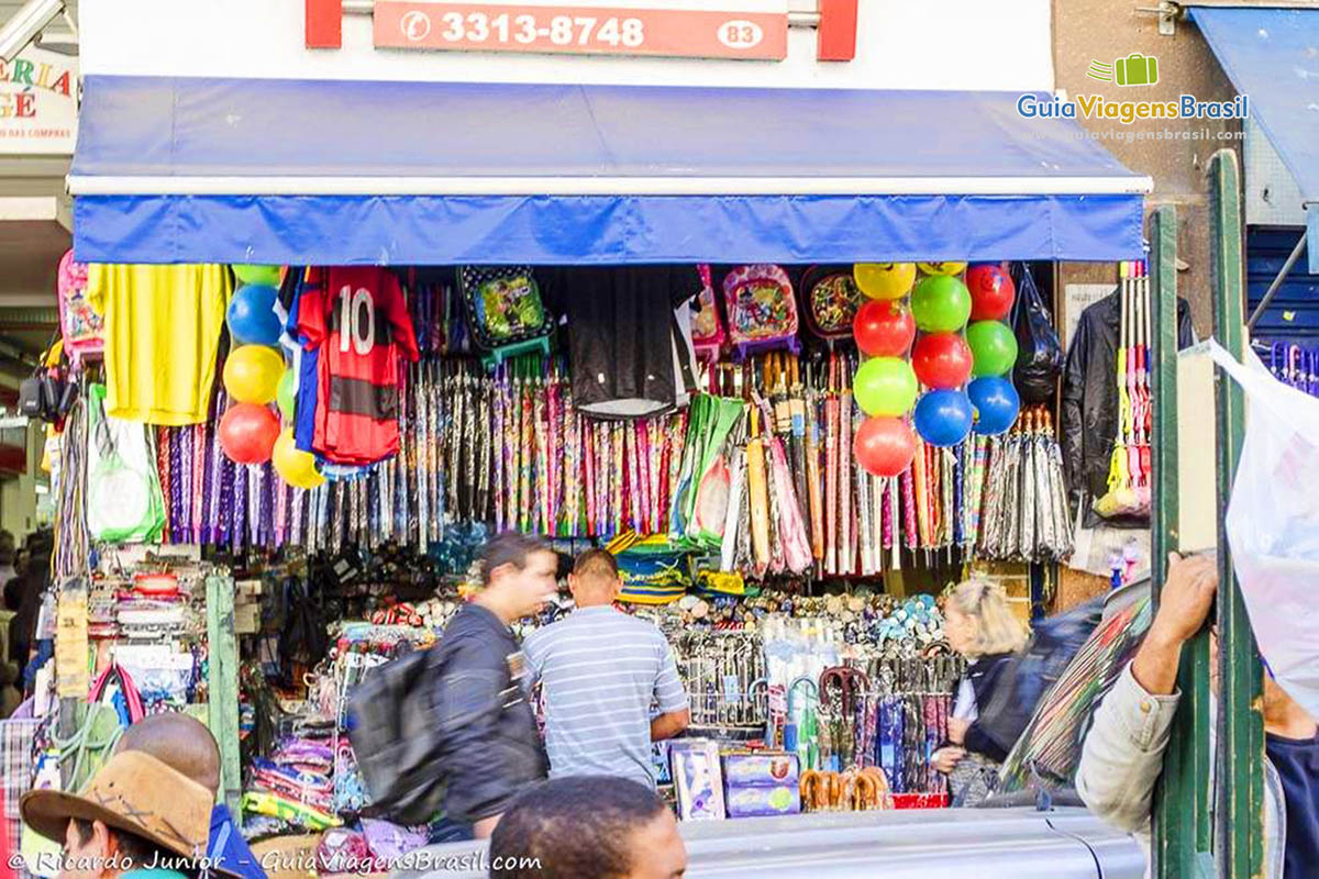 Imagem de camelô na calçada da Rua 25 de março, eles disputam clientela com os lojistas, em São Paulo.