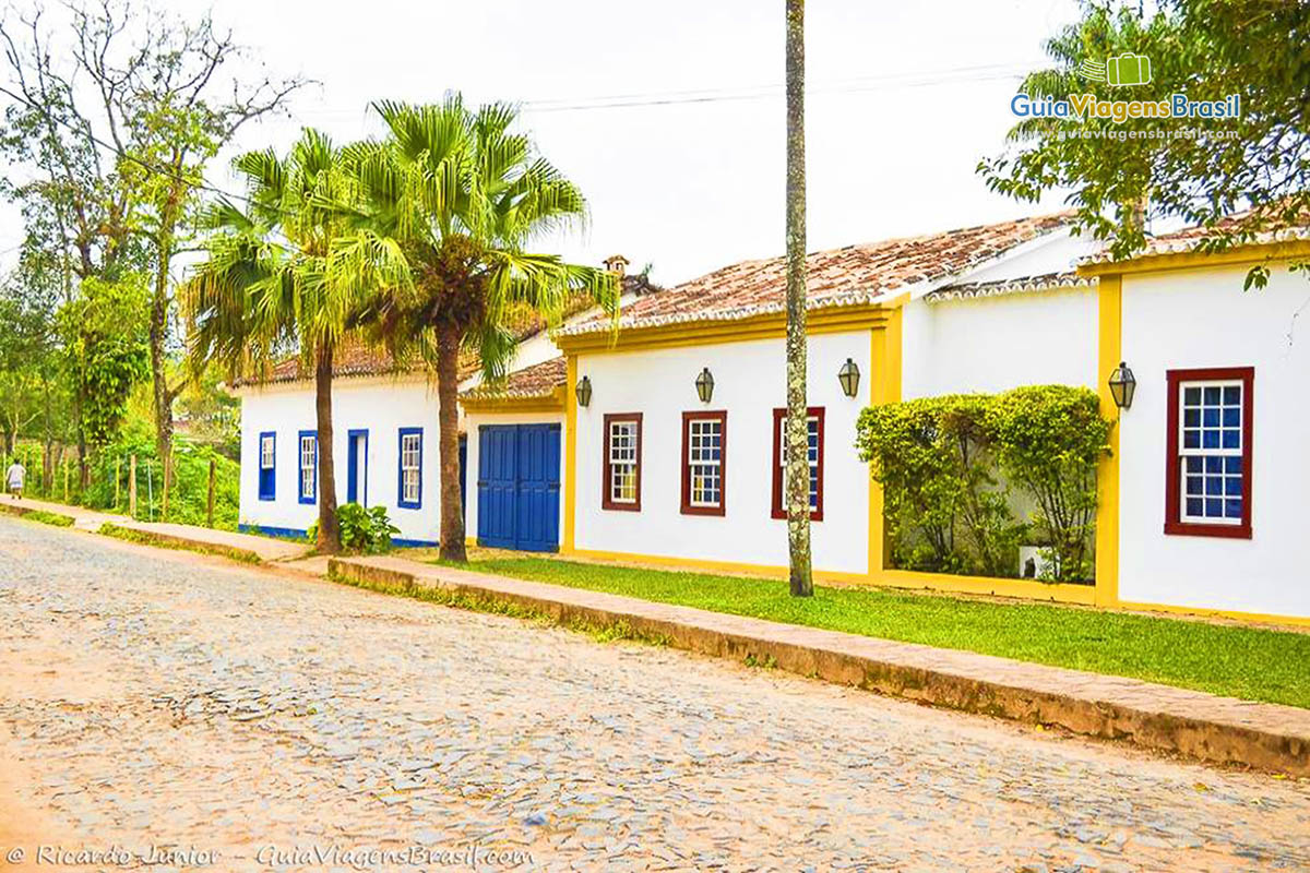 Imagem da rua de paralepípedos e gramas na calçada, dando um toque especial.