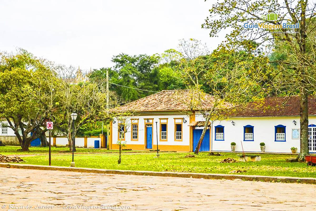 Imagem de grandes jardins na frente das casas, charme para o local. 