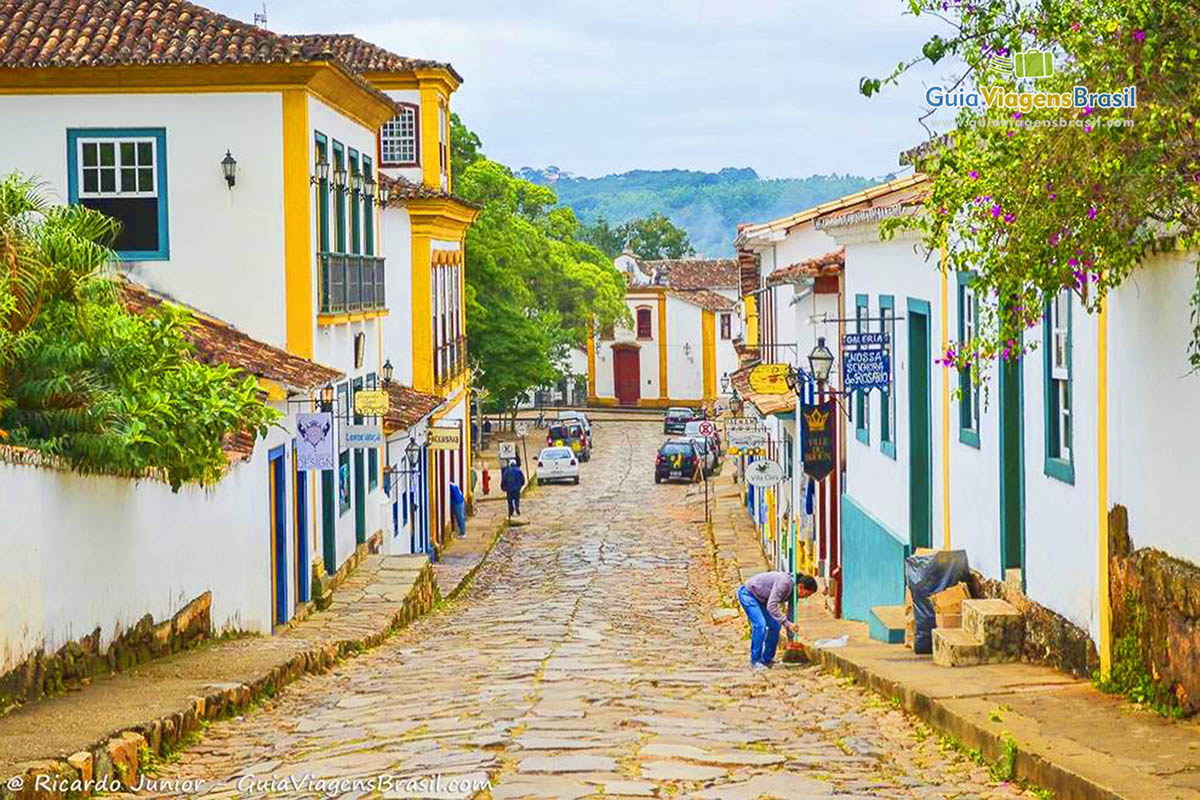 Imagem do comércio em Tiradentes com rua de paralepípedo. 