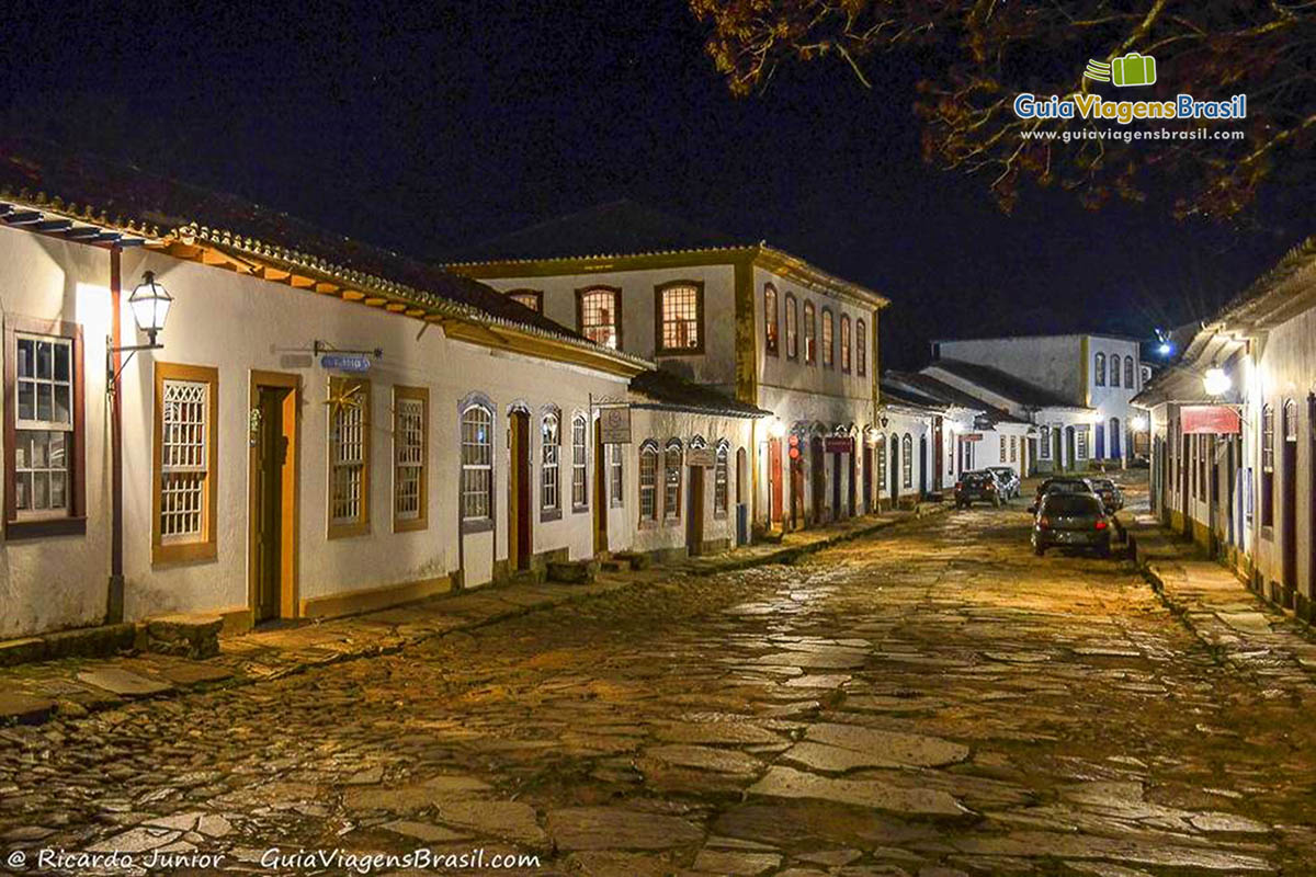 Imagem de ruas de paralelepípedos e iluminação da cidade de Tiradentes.