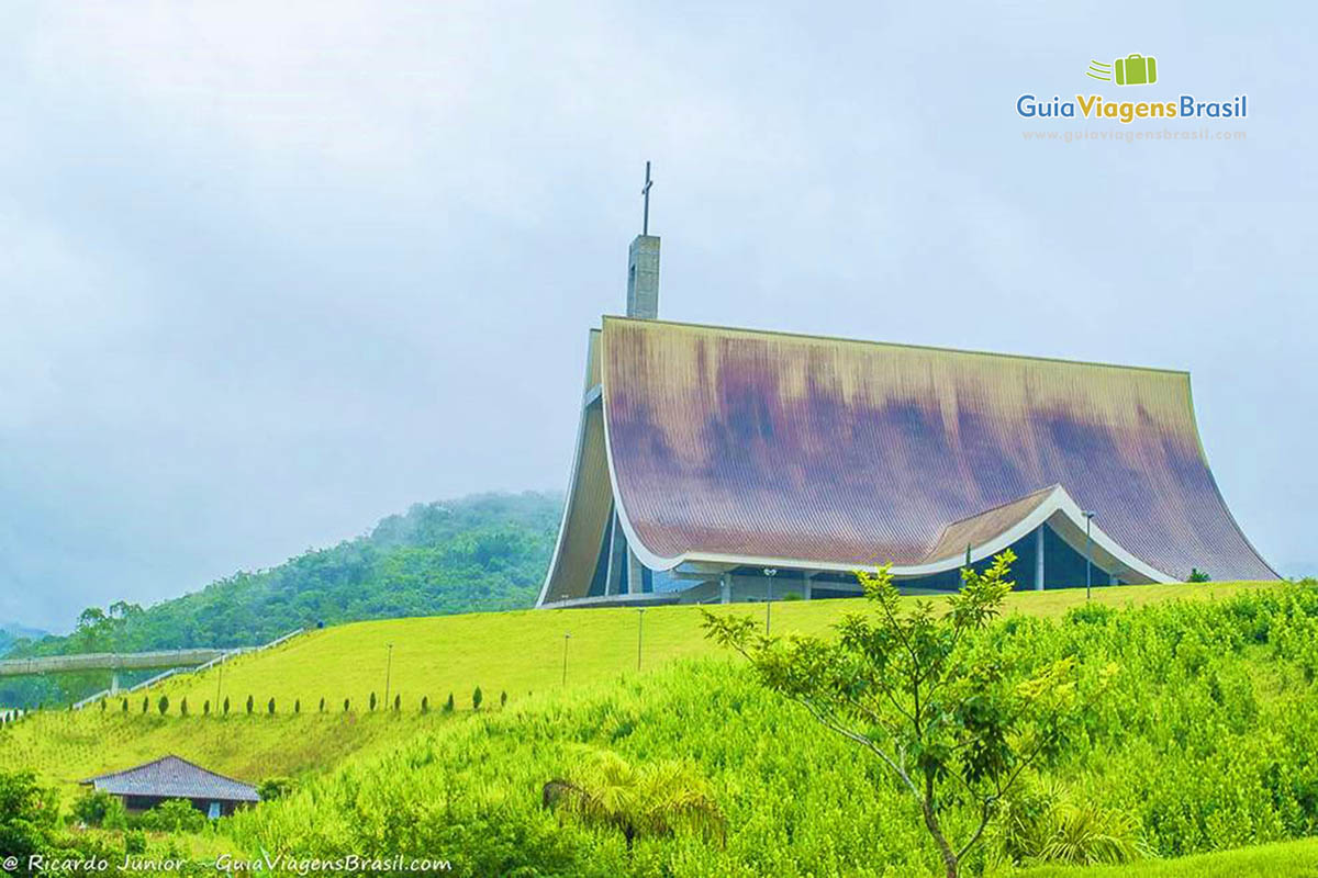 Imagem ao longe da basílica.