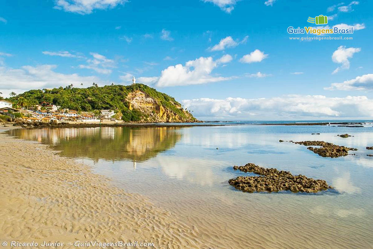 Imagem da piscina natural de se forma na Segunda Praia.