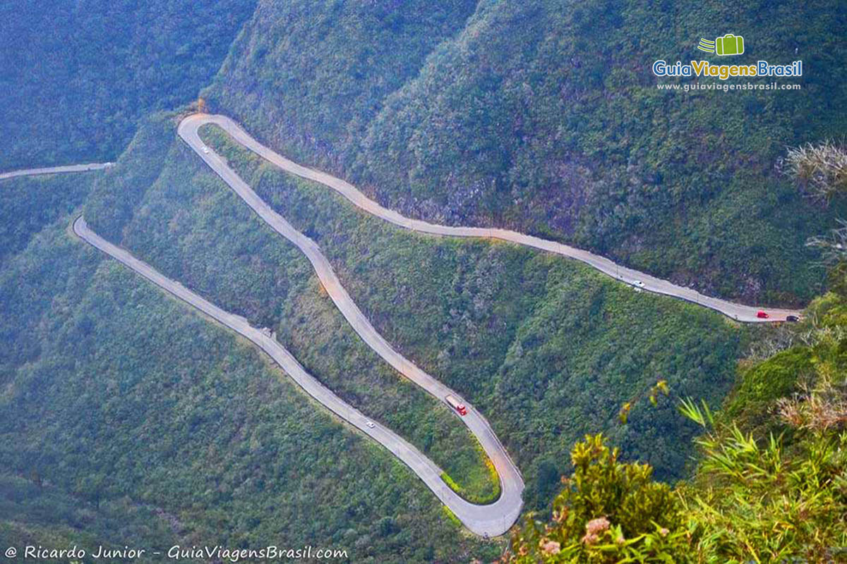 Imagem das curvas acentuadas da Serra do Rio do Rastro, em SC.