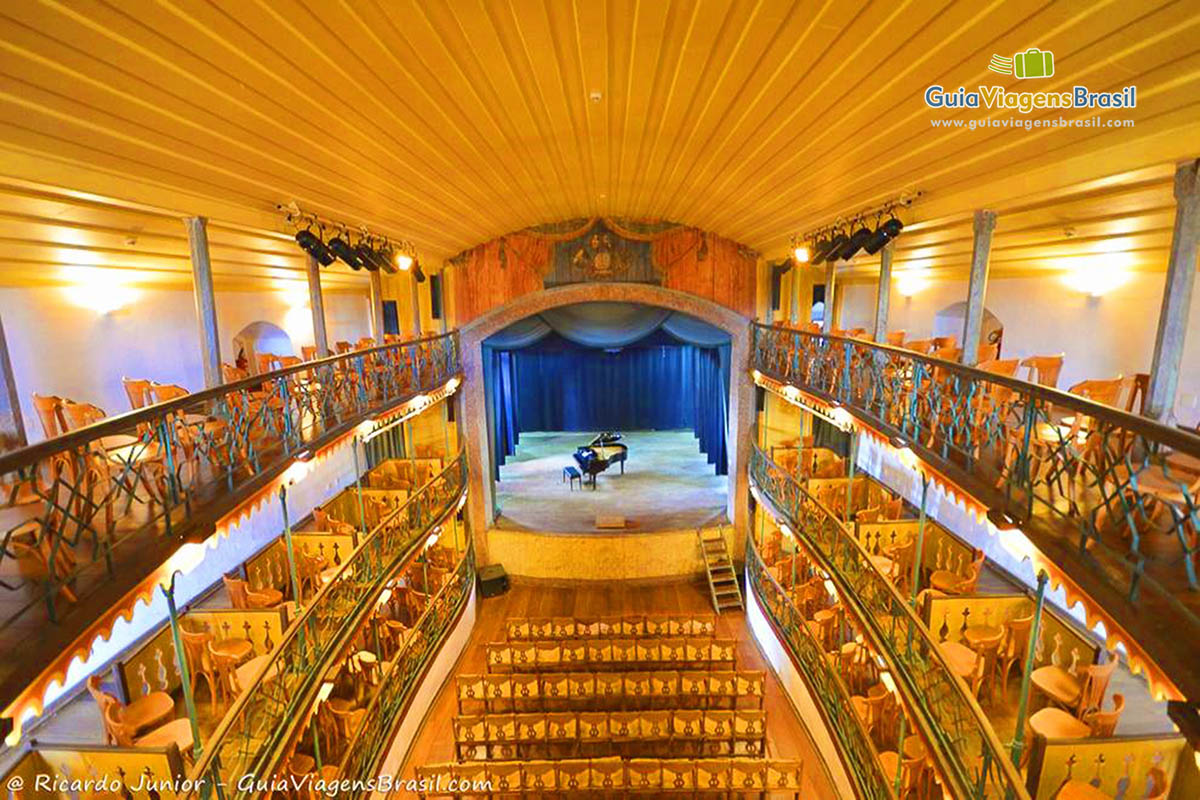 Imagem dos detalhes internos do Teatro Municipal, em Ouro Preto.