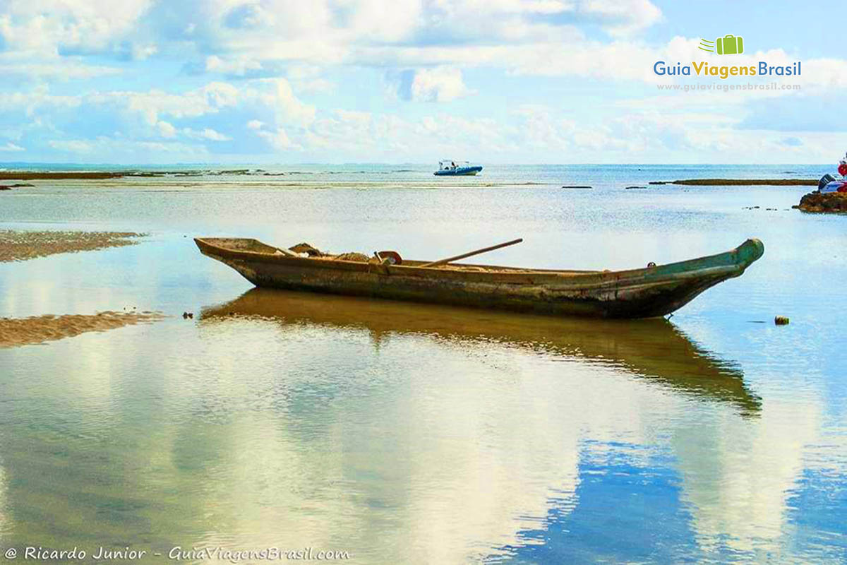 Imagem de barco de pescador na Terceira Praia.