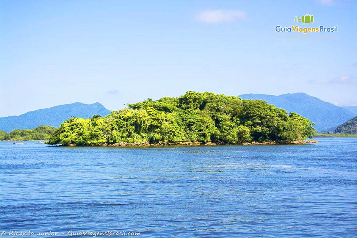 Imagem da pequena e bela Ilha em Guaratuba, Santa Catarina, Brasil.