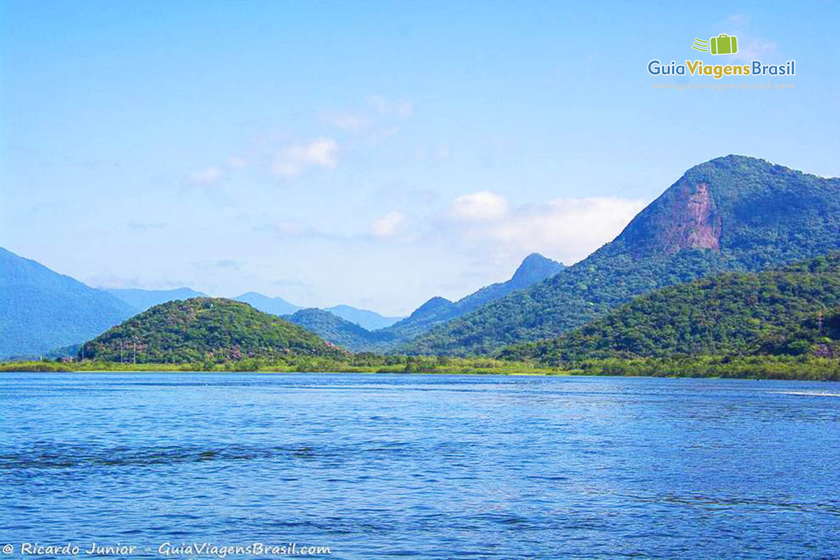 Imagem que temos ao atravessar  a balsa, em Guaratuba, Santa Catarina, Brasil.