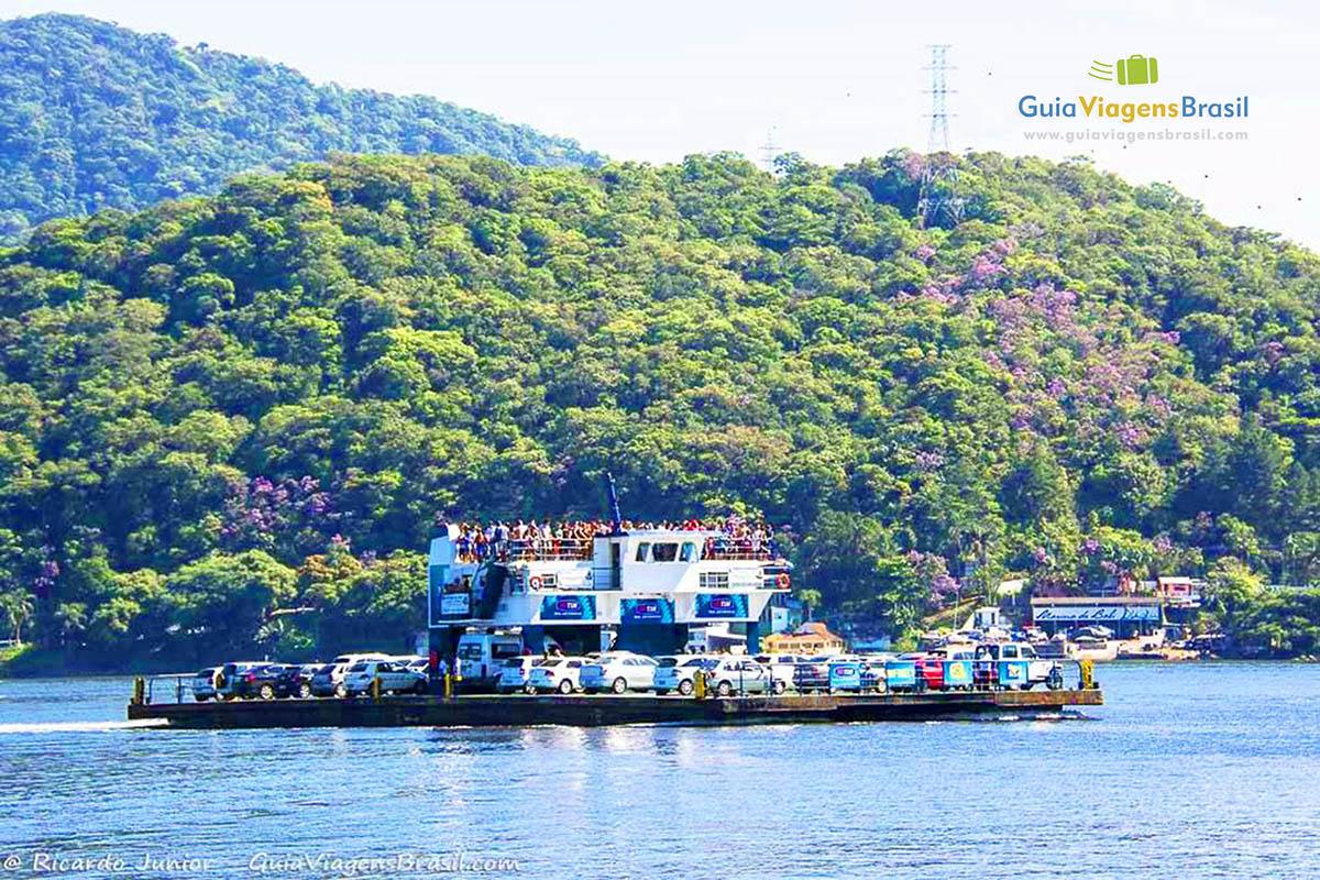 Imagem da balsa em Guaratuba, Santa Catarina, Brasil.